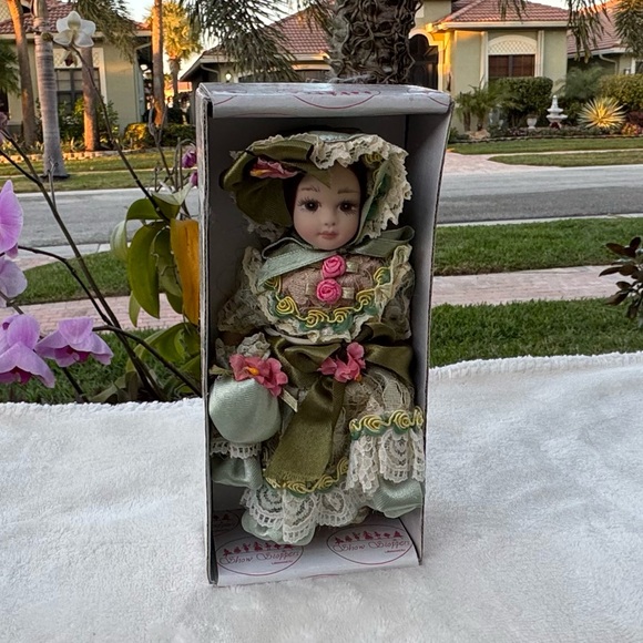 SHOW STOPPERS " LETA " PORCELAIN DOLL NEW AND NRFB 6 INCHES STANDING - Picture 2 of 9